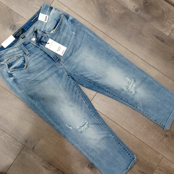 Judy Blue Denim - Sale! NWT Judy Blue Mid Rise Skinny Capri Jeans, light wash, raw hem, size 7/28